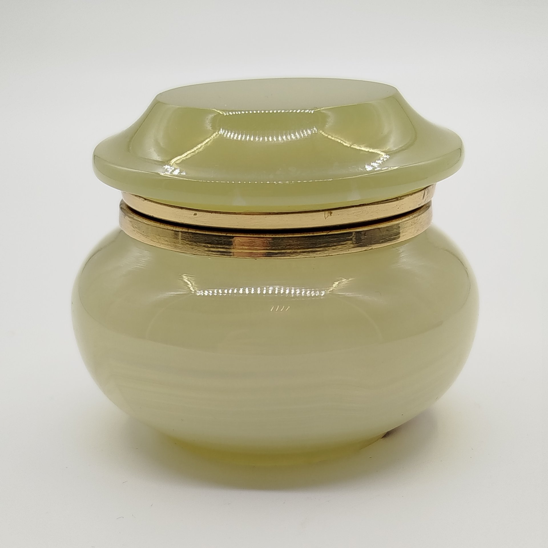 Шкатулка круглой формы "Грибок", оникс, металл, золочение, Азия