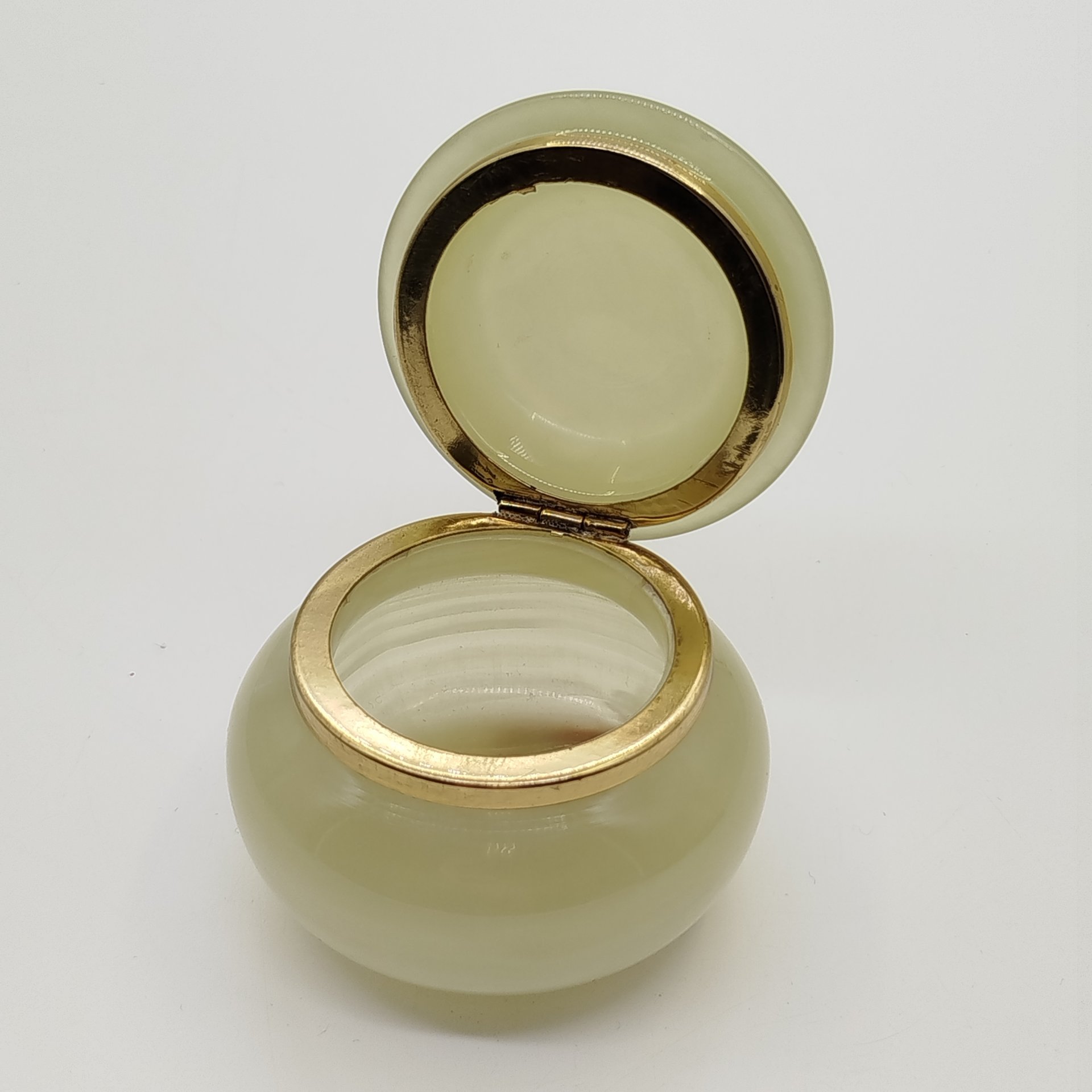 Шкатулка круглой формы "Грибок", оникс, металл, золочение, Азия