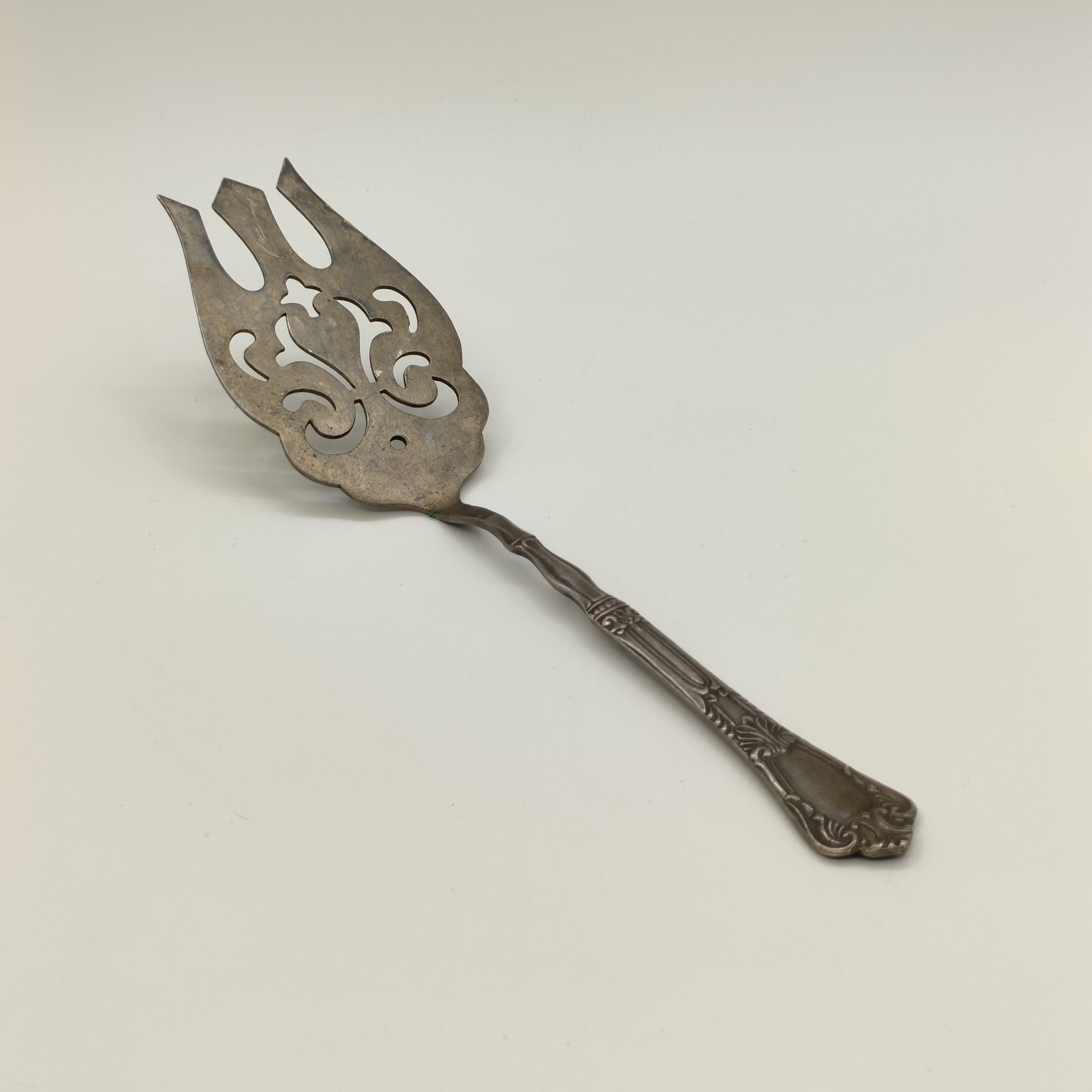 Лопатка сервировочная с прорезным декором, мНЦ (медь-никель-цинк), Бакинский завод обработки цветных металлов, СССР, 1970-1980 гг.