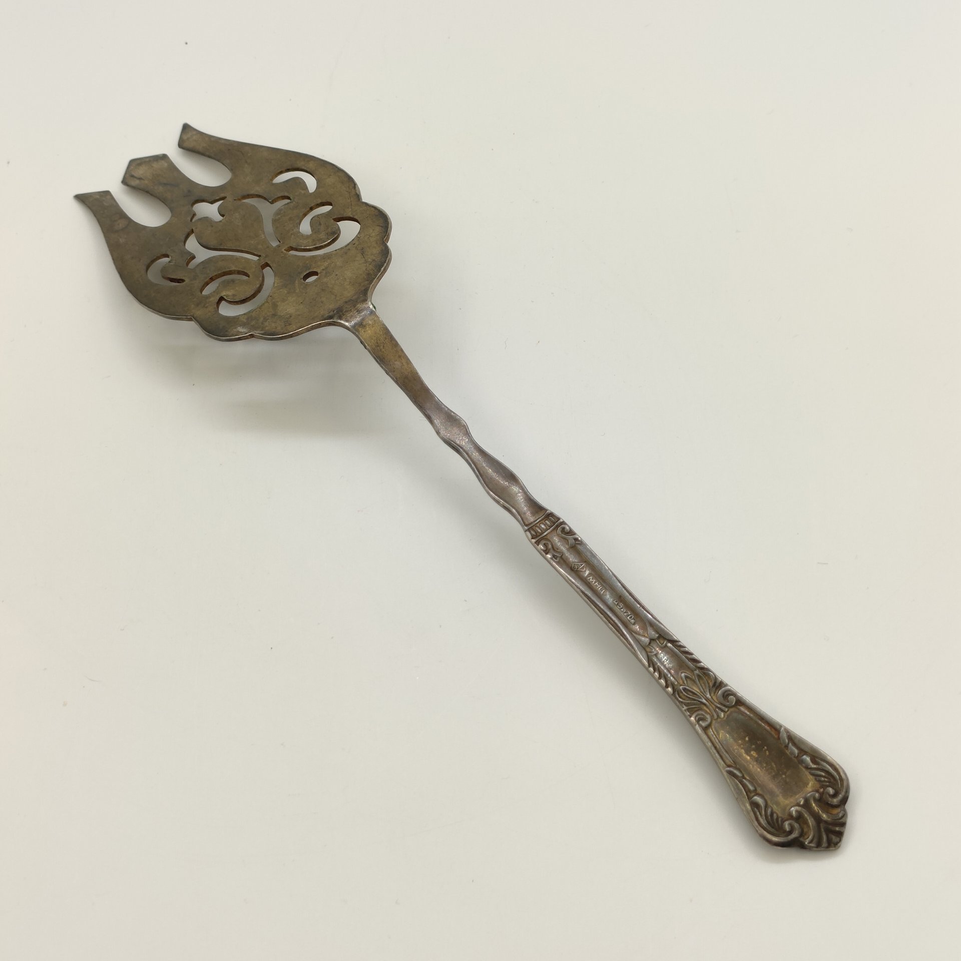 Лопатка сервировочная с прорезным декором, мНЦ (медь-никель-цинк), Бакинский завод обработки цветных металлов, СССР, 1970-1980 гг.