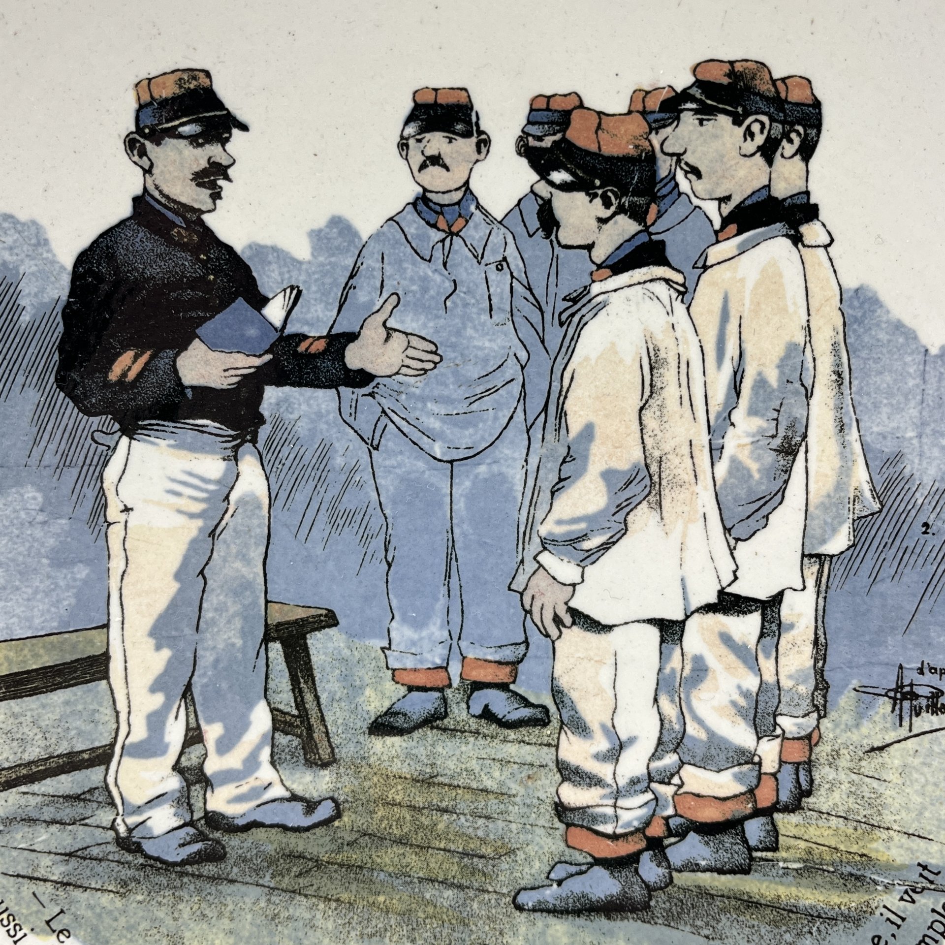 Тарелка декоративная "Le caporal (lisant). "Si l'interet du service veut que la discipline soit ferme, il veit aussi qu'elle paternelle..." ("Капрал (читает): «Если интересы службы требуют строгой дисциплины, то она также требует отеческого отношения…"), фаянс, деколь, Sarreguemines (Саргемин), Франция, 1890-1920 гг.