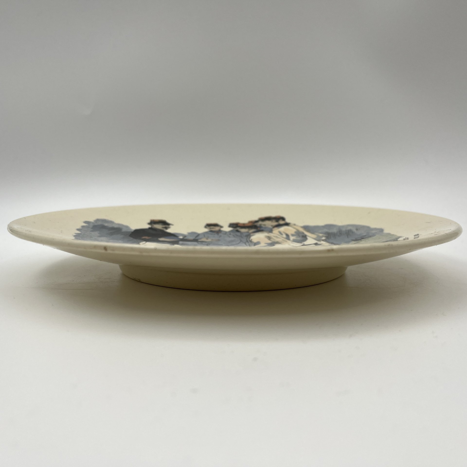 Тарелка декоративная "Le caporal (lisant). "Si l'interet du service veut que la discipline soit ferme, il veit aussi qu'elle paternelle..." ("Капрал (читает): «Если интересы службы требуют строгой дисциплины, то она также требует отеческого отношения…"), фаянс, деколь, Sarreguemines (Саргемин), Франция, 1890-1920 гг.