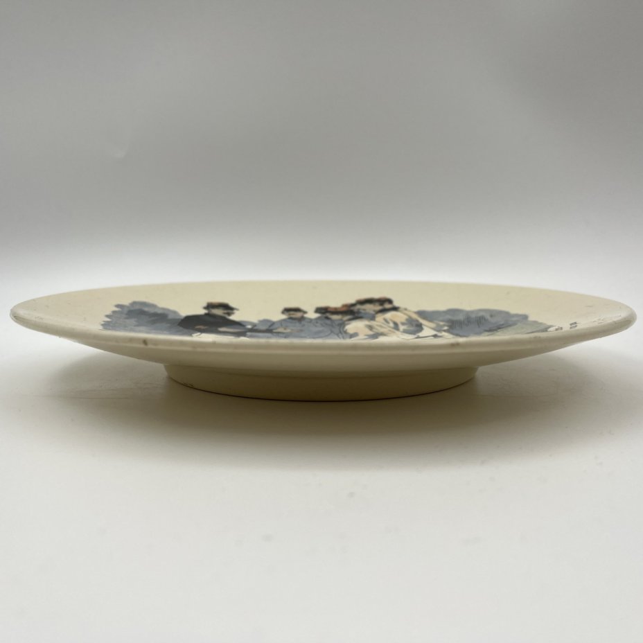 Тарелка декоративная "Le caporal (lisant). "Si l'interet du service veut que la discipline soit ferme, il veit aussi qu'elle paternelle..." ("Капрал (читает): «Если интересы службы требуют строгой дисциплины, то она также требует отеческого отношения…"), фаянс, деколь, Sarreguemines (Саргемин), Франция, 1890-1920 гг.