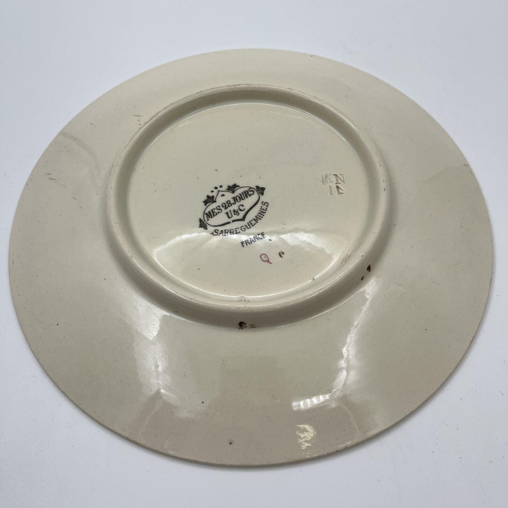 Тарелка декоративная "Le caporal (lisant). "Si l'interet du service veut que la discipline soit ferme, il veit aussi qu'elle paternelle..." ("Капрал (читает): «Если интересы службы требуют строгой дисциплины, то она также требует отеческого отношения…"), фаянс, деколь, Sarreguemines (Саргемин), Франция, 1890-1920 гг.