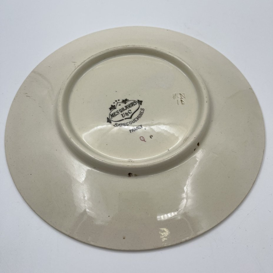 Тарелка декоративная "Le caporal (lisant). "Si l'interet du service veut que la discipline soit ferme, il veit aussi qu'elle paternelle..." ("Капрал (читает): «Если интересы службы требуют строгой дисциплины, то она также требует отеческого отношения…"), фаянс, деколь, Sarreguemines (Саргемин), Франция, 1890-1920 гг.