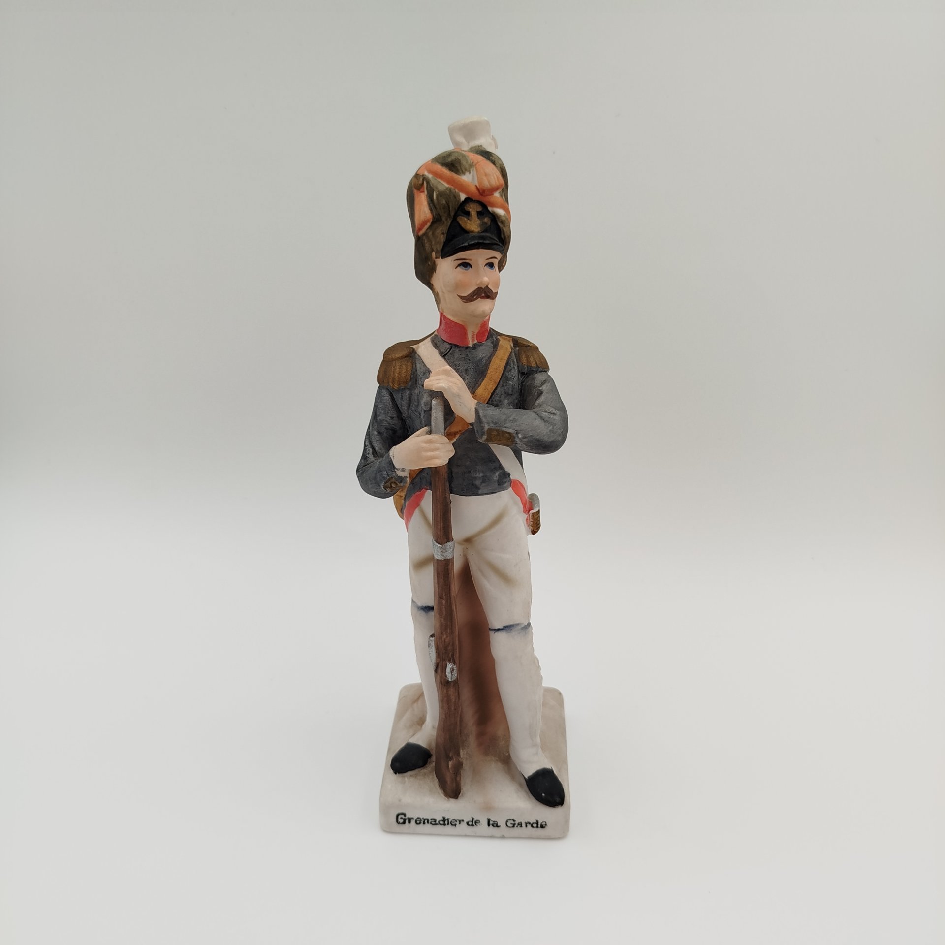Статуэтка "Grenadier de la Garde" ("Гренадер гвардии"), фарфор, роспись, золочение