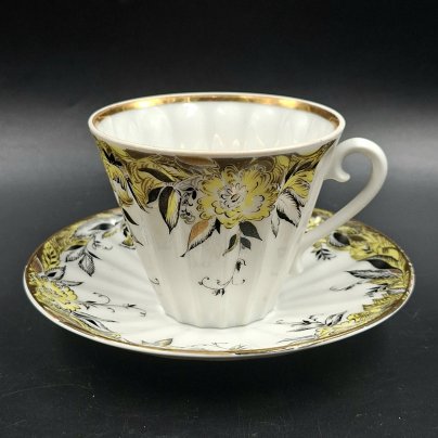 Пара чайная с декором в виде желтых цветов, форма "Лучистая", фарфор, деколь, роспись, золочение, Ленинградский фарфоровый завод (ЛФЗ), СССР, 1970-1992 гг.