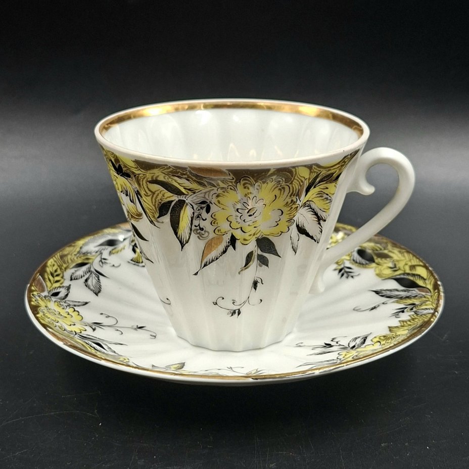 Пара чайная с декором в виде желтых цветов, форма "Лучистая", фарфор, деколь, роспись, золочение, Ленинградский фарфоровый завод (ЛФЗ), СССР, 1970-1992 гг.