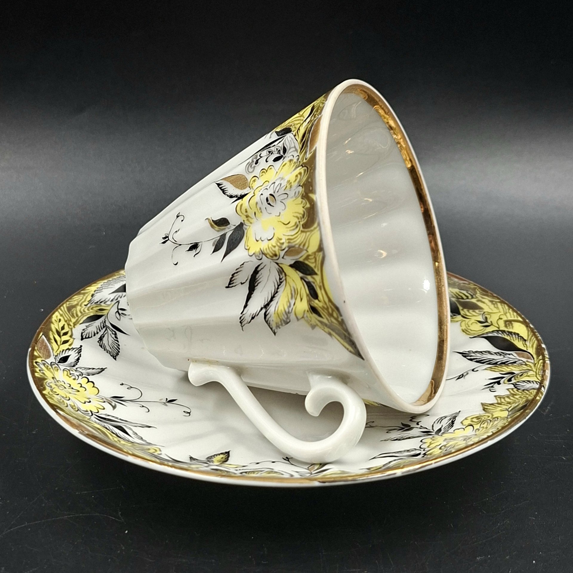 Пара чайная с декором в виде желтых цветов, форма "Лучистая", фарфор, деколь, роспись, золочение, Ленинградский фарфоровый завод (ЛФЗ), СССР, 1970-1992 гг.