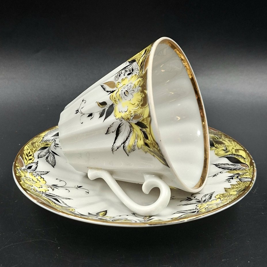 Пара чайная с декором в виде желтых цветов, форма "Лучистая", фарфор, деколь, роспись, золочение, Ленинградский фарфоровый завод (ЛФЗ), СССР, 1970-1992 гг.