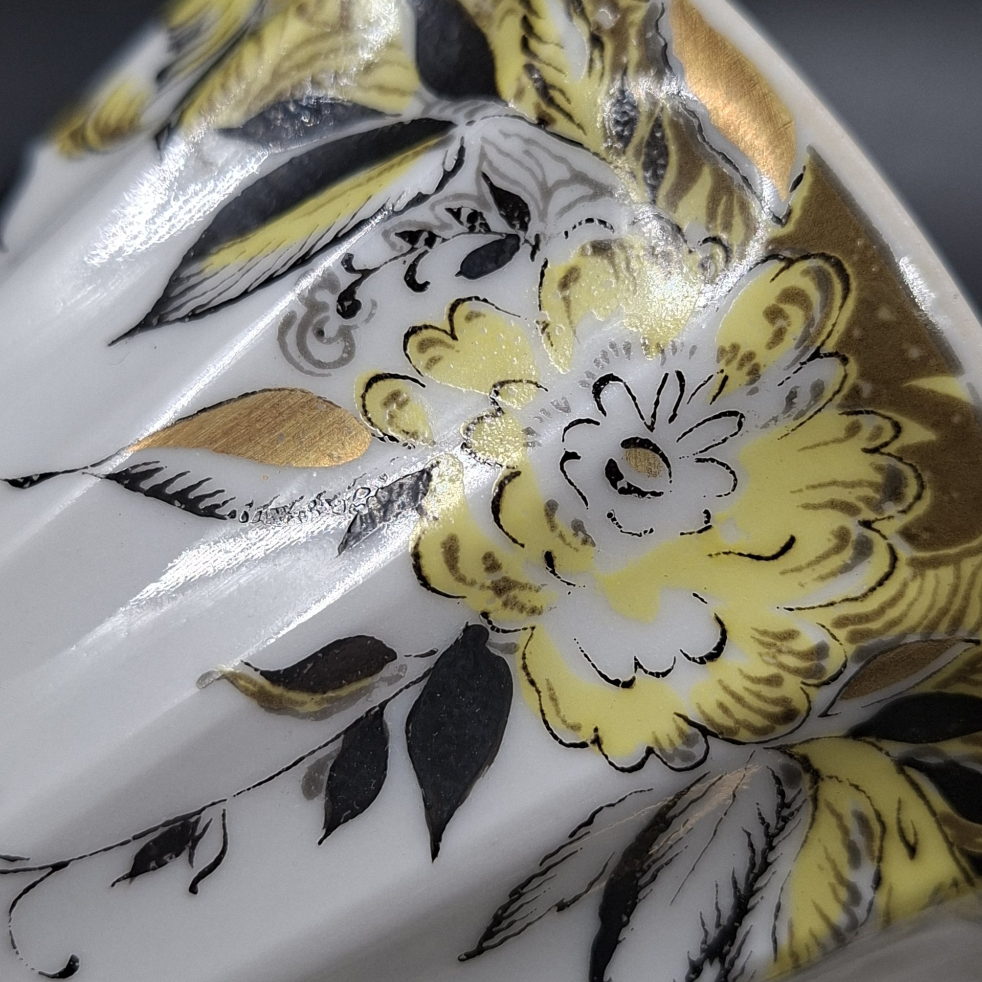 Пара чайная с декором в виде желтых цветов, форма "Лучистая", фарфор, деколь, роспись, золочение, Ленинградский фарфоровый завод (ЛФЗ), СССР, 1970-1992 гг.