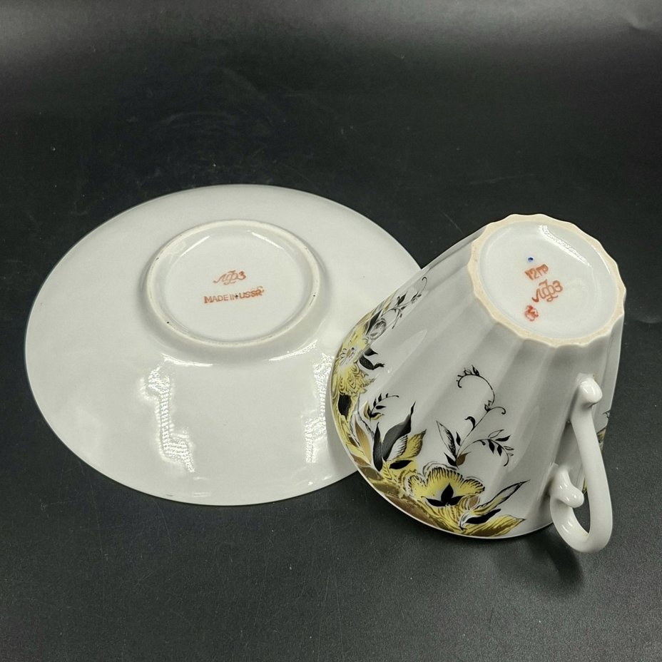 Пара чайная с декором в виде желтых цветов, форма "Лучистая", фарфор, деколь, роспись, золочение, Ленинградский фарфоровый завод (ЛФЗ), СССР, 1970-1992 гг.
