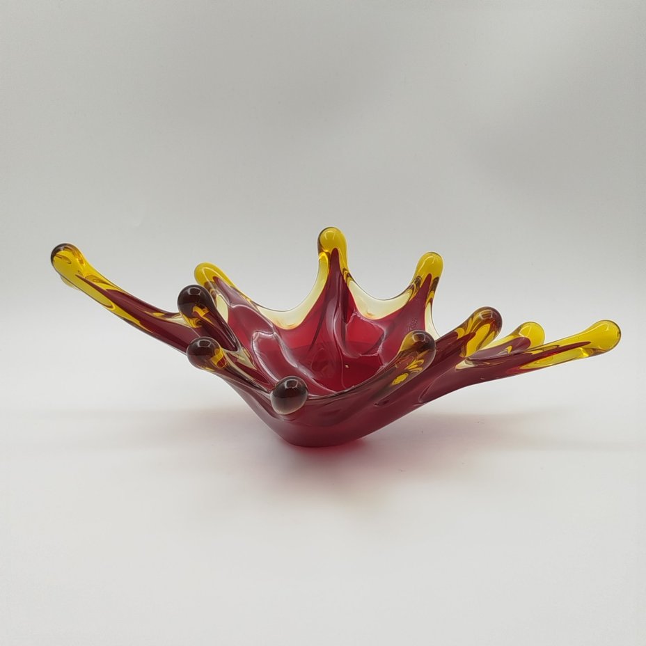 Ваза (конфетница) "Медуза" красного оттенка, Керченский стекольный завод (предположительно), цветное стекло, гутная техника, СССР, 1970-1980 гг.