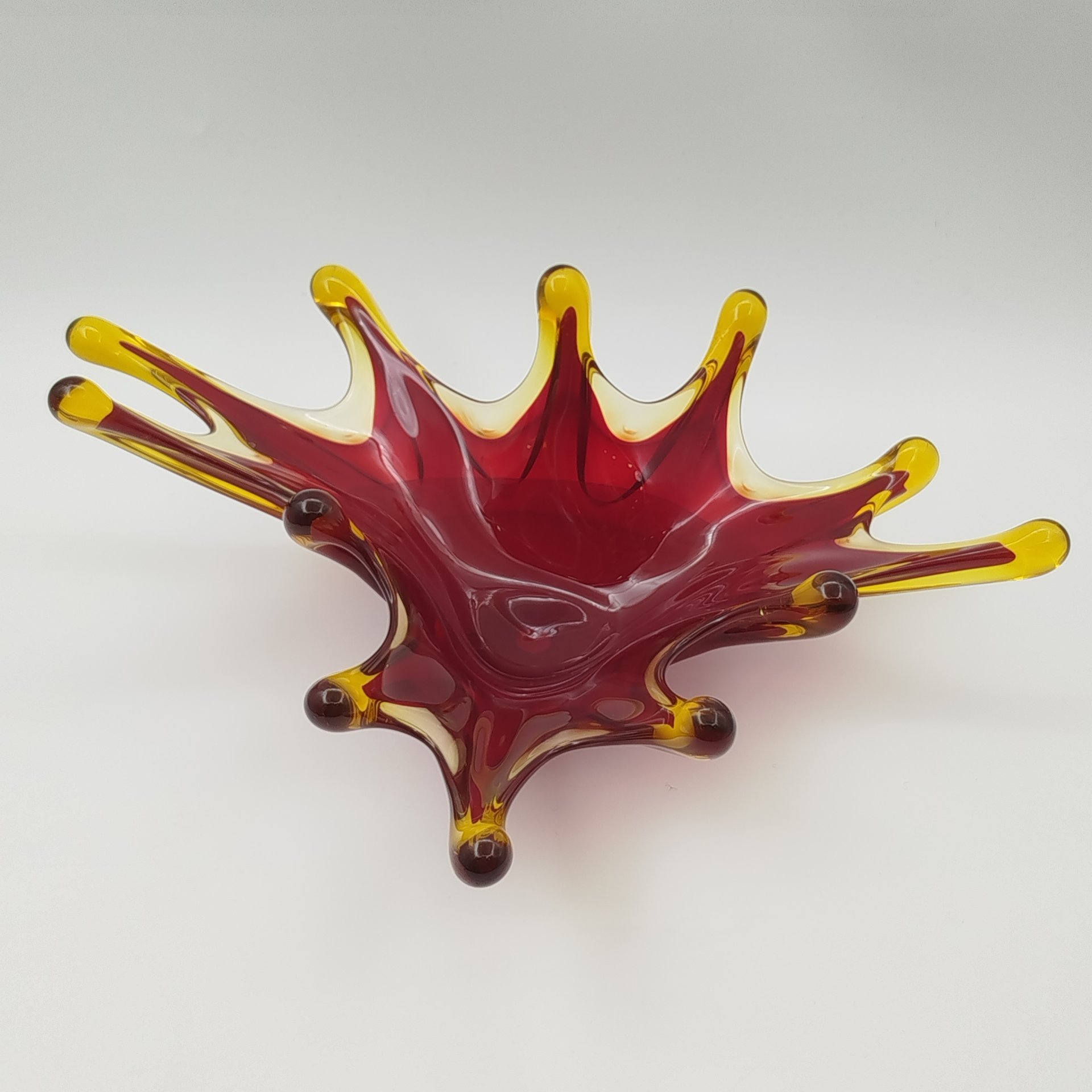 Ваза (конфетница) "Медуза" красного оттенка, Керченский стекольный завод (предположительно), цветное стекло, гутная техника, СССР, 1970-1980 гг.