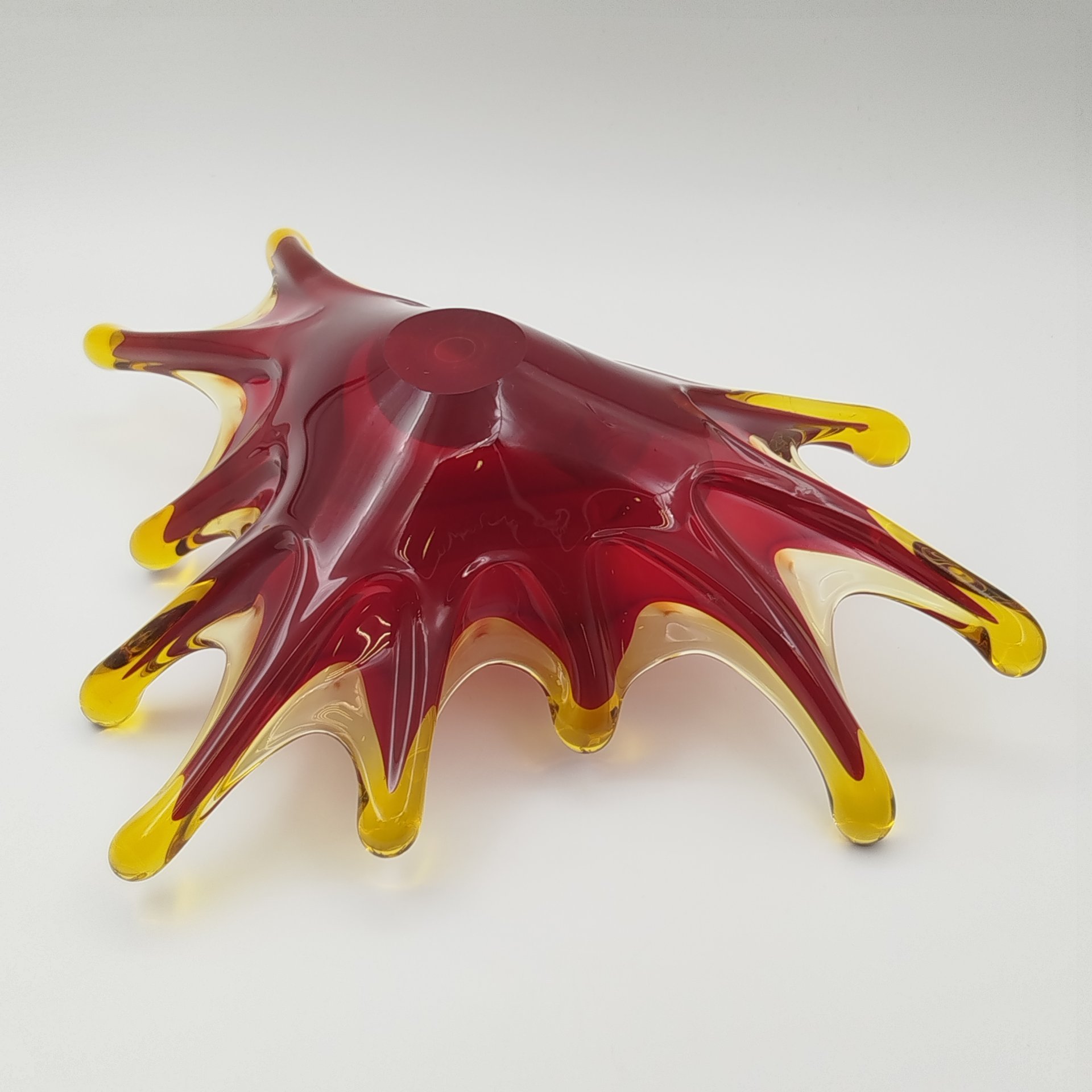 Ваза (конфетница) "Медуза" красного оттенка, Керченский стекольный завод (предположительно), цветное стекло, гутная техника, СССР, 1970-1980 гг.