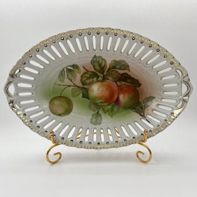 Сухарница овальной формы с прорезным бортом, украшенная изображением яблок, фарфор, деколь, золочение, Западная Европа, 1900-1930 гг.