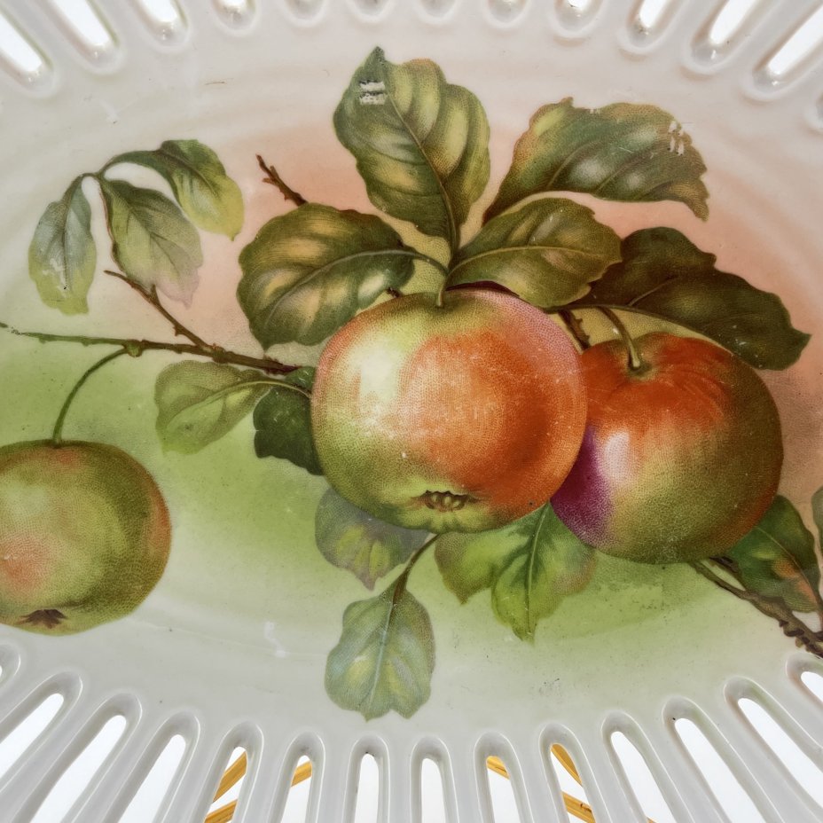 Сухарница овальной формы с прорезным бортом, украшенная изображением яблок