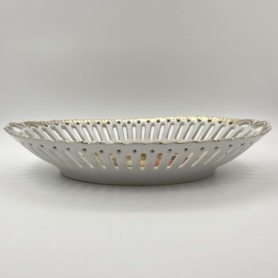 Сухарница овальной формы с прорезным бортом, украшенная изображением яблок