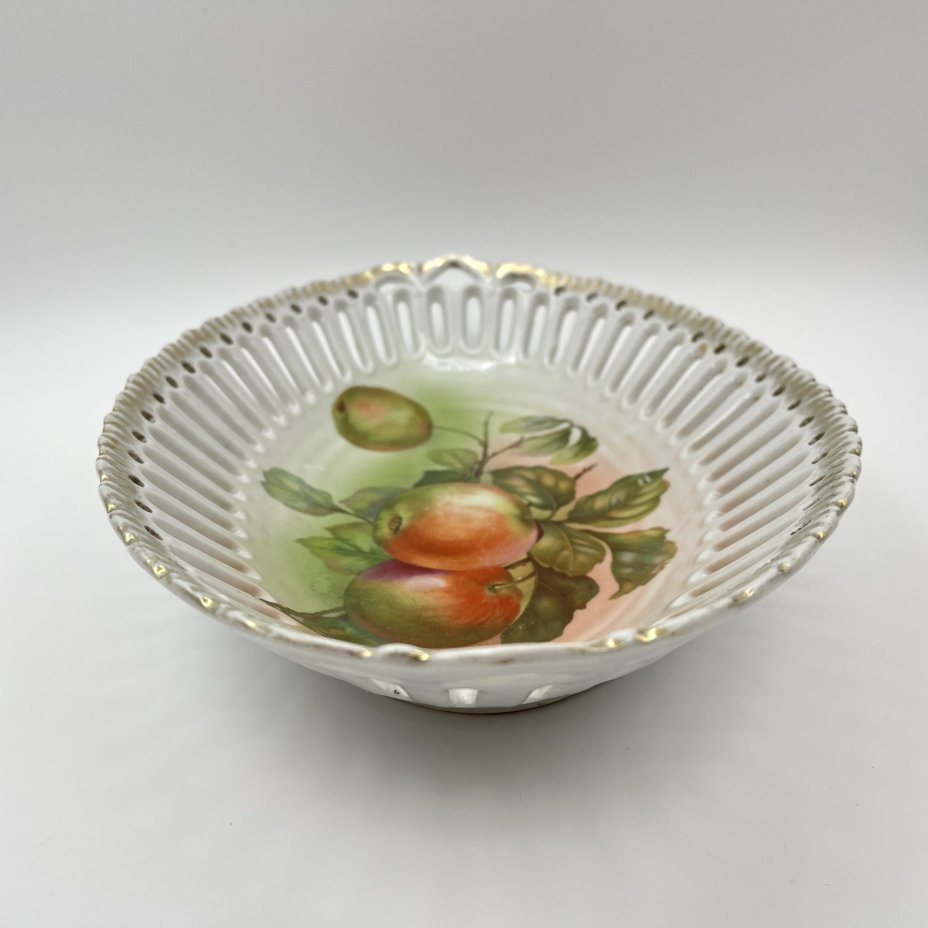 Сухарница овальной формы с прорезным бортом, украшенная изображением яблок