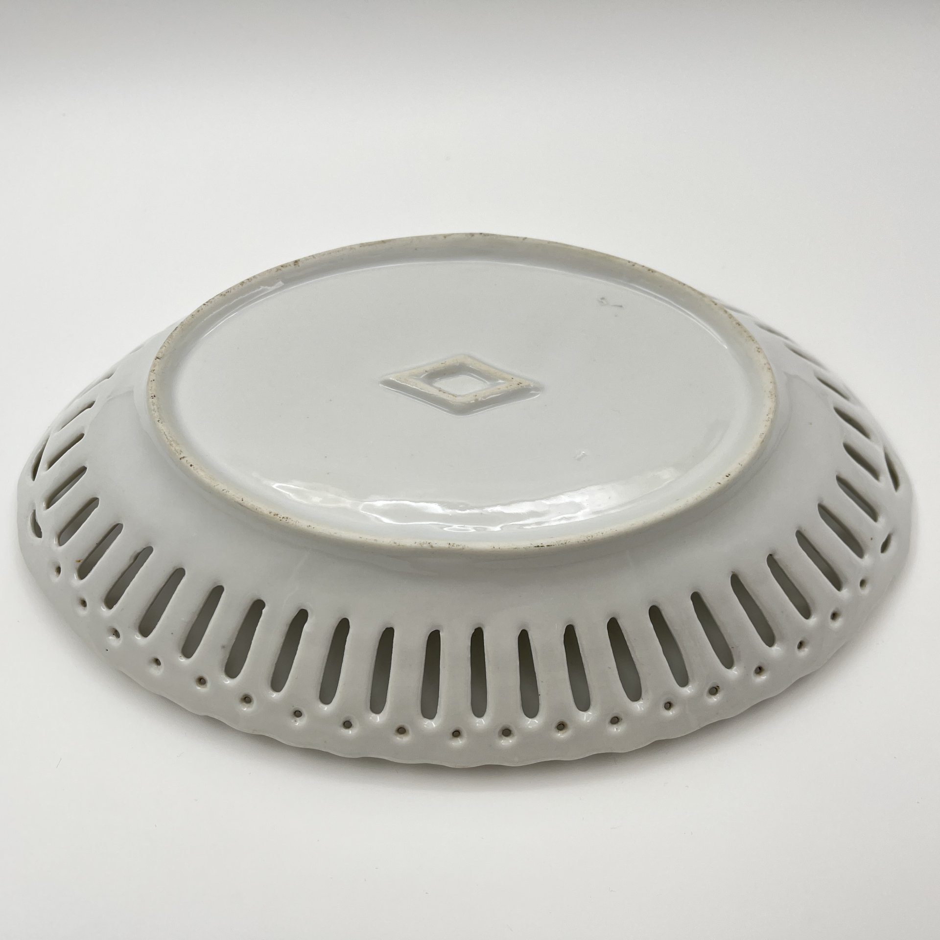 Сухарница овальной формы с прорезным бортом, украшенная изображением яблок, фарфор, деколь, золочение, Западная Европа, 1900-1930 гг.