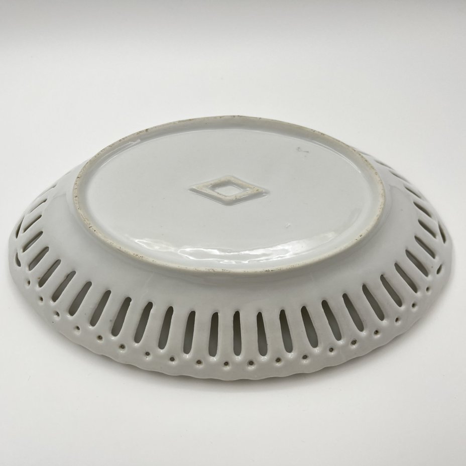 Сухарница овальной формы с прорезным бортом, украшенная изображением яблок