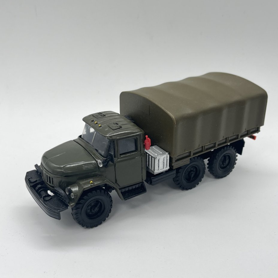 Модель автомобиля "ЗИЛ-131" со съемным тентом