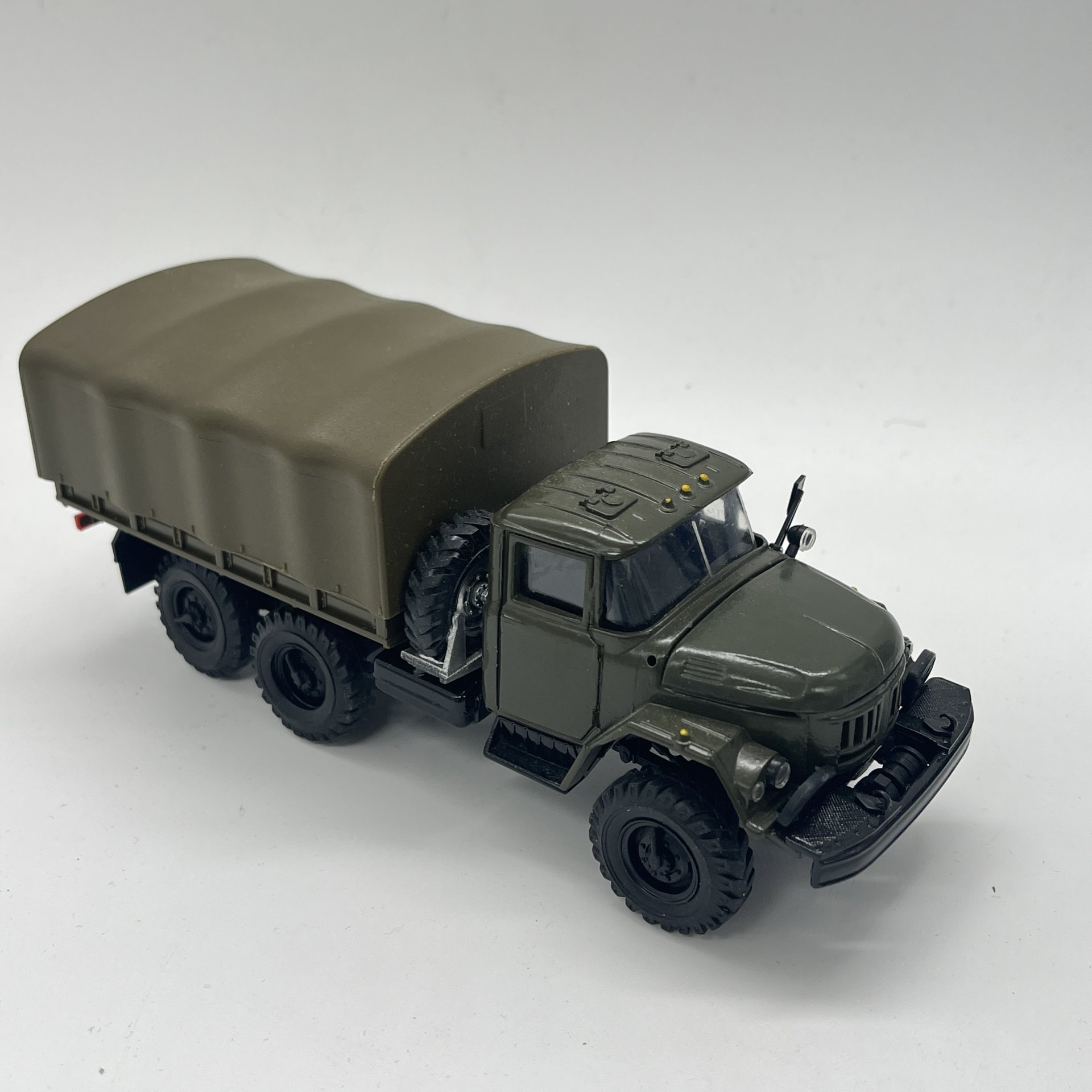 Модель автомобиля "ЗИЛ-131" со съемным тентом