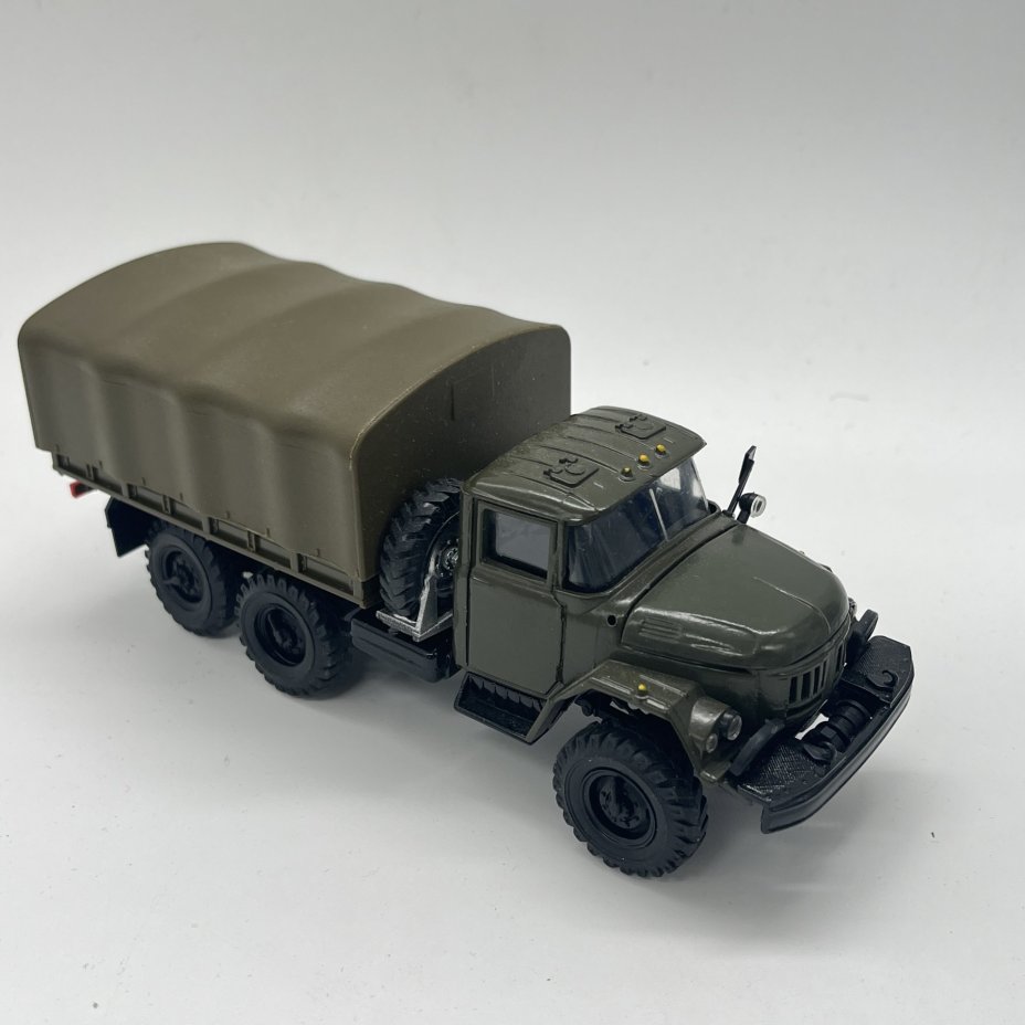 Модель автомобиля "ЗИЛ-131" со съемным тентом