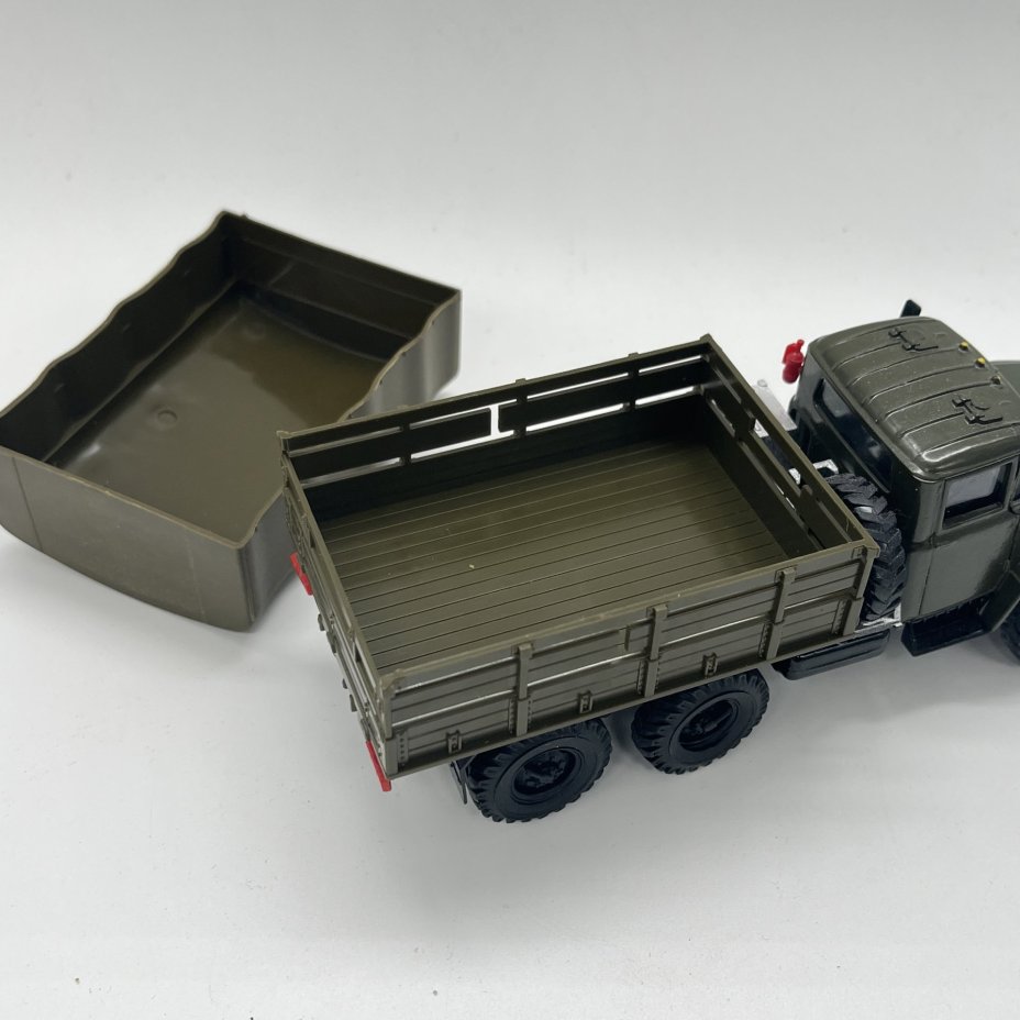 Модель автомобиля "ЗИЛ-131" со съемным тентом