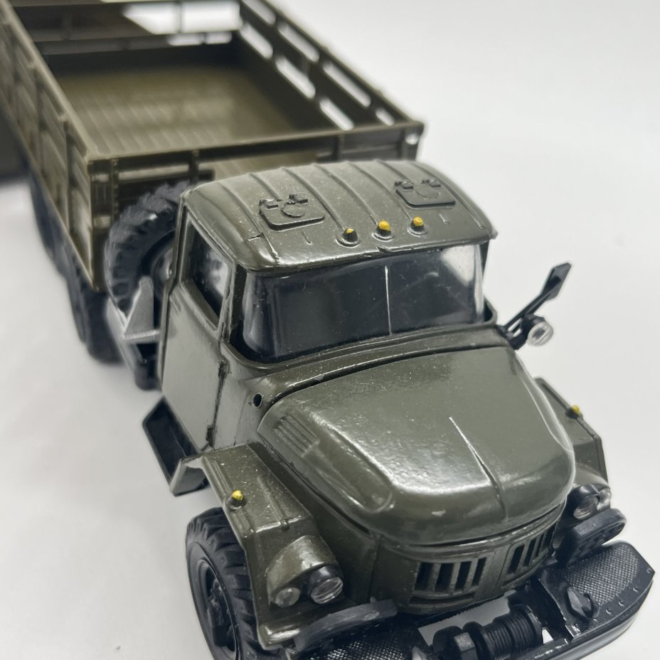 Модель автомобиля "ЗИЛ-131" со съемным тентом