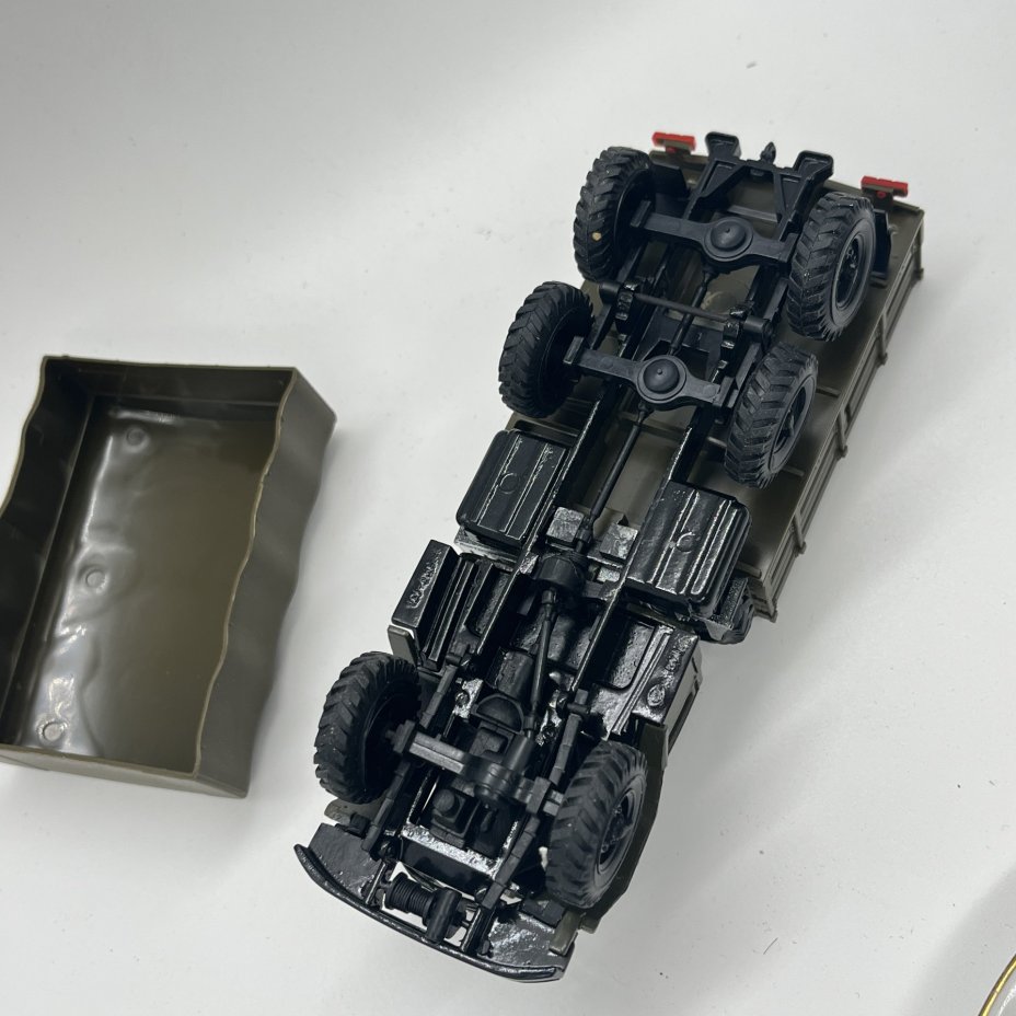 Модель автомобиля "ЗИЛ-131" со съемным тентом