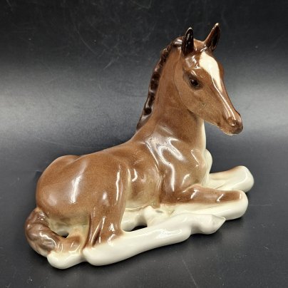 Статуэтка "Жеребенок лежащий", скульптор Б.Я. Воробьев, автор росписи В.М. Жбанов, фарфор, роспись, Ленинградский фарфоровый завод (ЛФЗ), СССР, 1970-1990 гг.