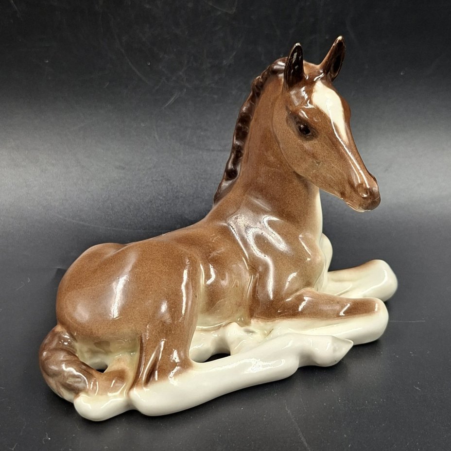 Статуэтка "Жеребенок лежащий", скульптор Б.Я. Воробьев, автор росписи В.М. Жбанов, фарфор, роспись, Ленинградский фарфоровый завод (ЛФЗ), СССР, 1970-1990 гг.