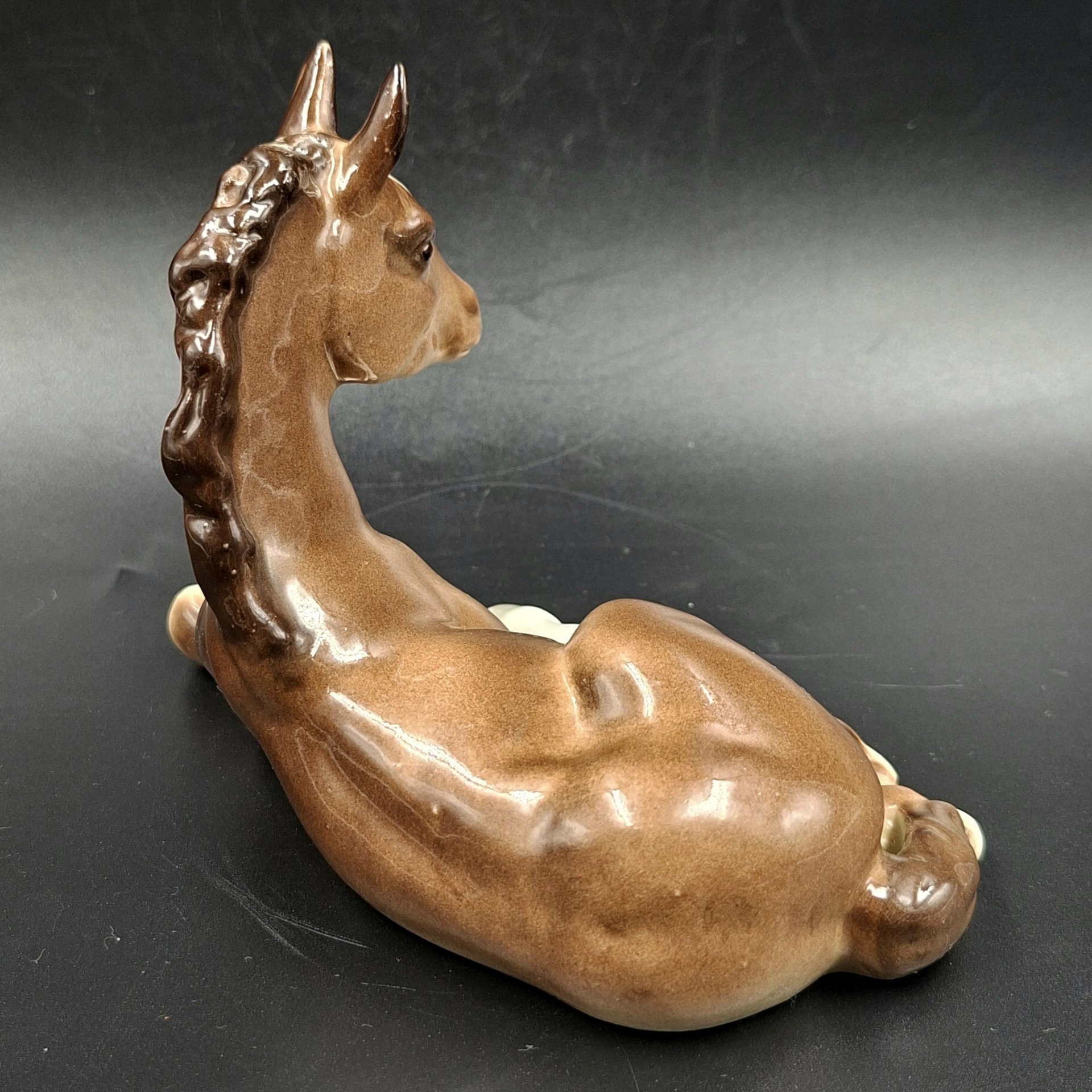 Статуэтка "Жеребенок лежащий", скульптор Б.Я. Воробьев, автор росписи В.М. Жбанов, фарфор, роспись, Ленинградский фарфоровый завод (ЛФЗ), СССР, 1970-1990 гг.