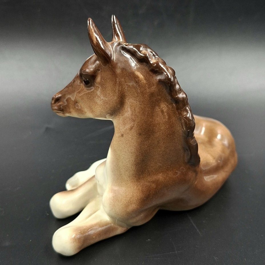 Статуэтка "Жеребенок лежащий", скульптор Б.Я. Воробьев, автор росписи В.М. Жбанов