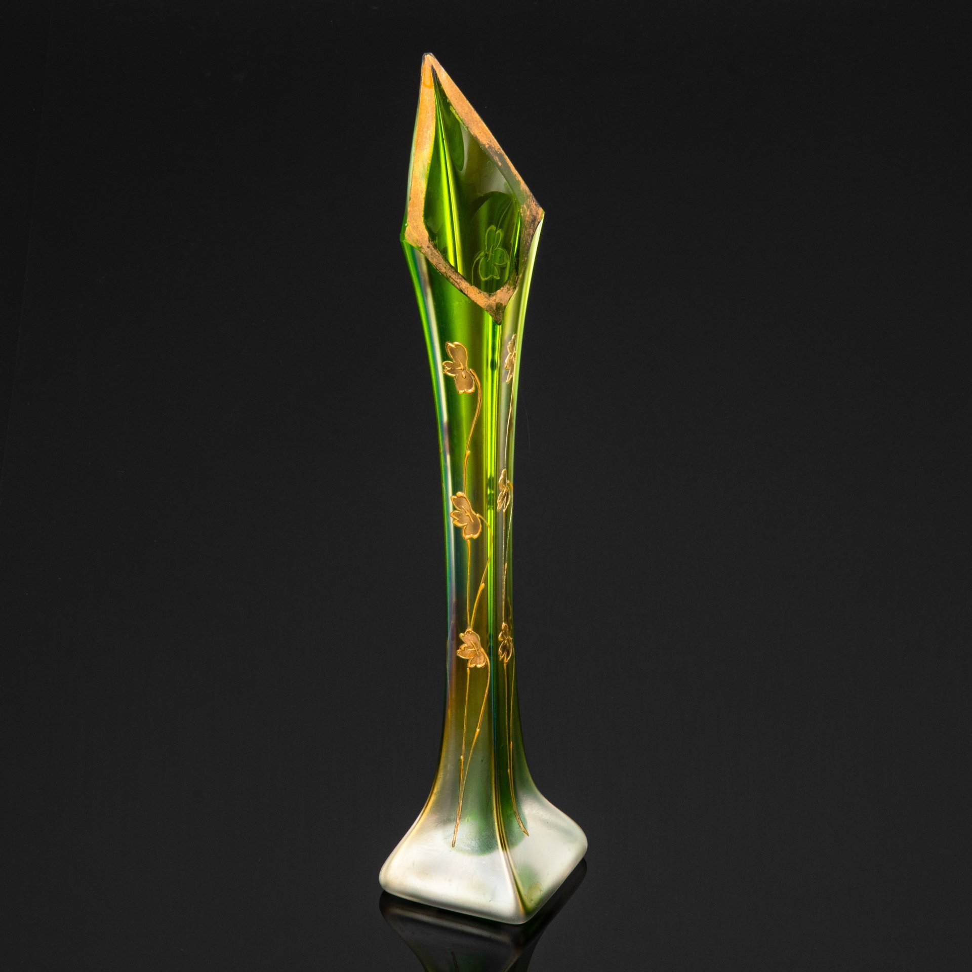Ваза-берц зеленого оттенка, декорированная растительными побегами