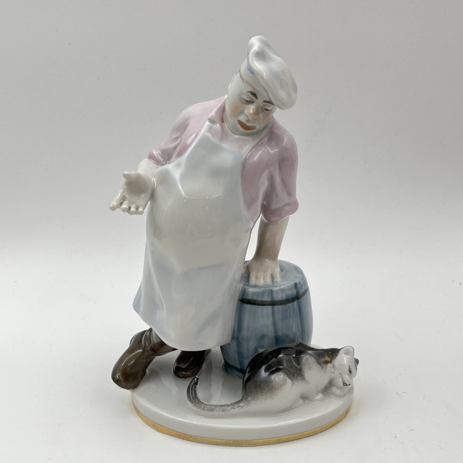 Статуэтка "Кот и повар", скульптор В.А. Михалёв, фарфор, роспись, золочение, Ленинградский фарфоровый завод (ЛФЗ), СССР, 1960-1970 гг.