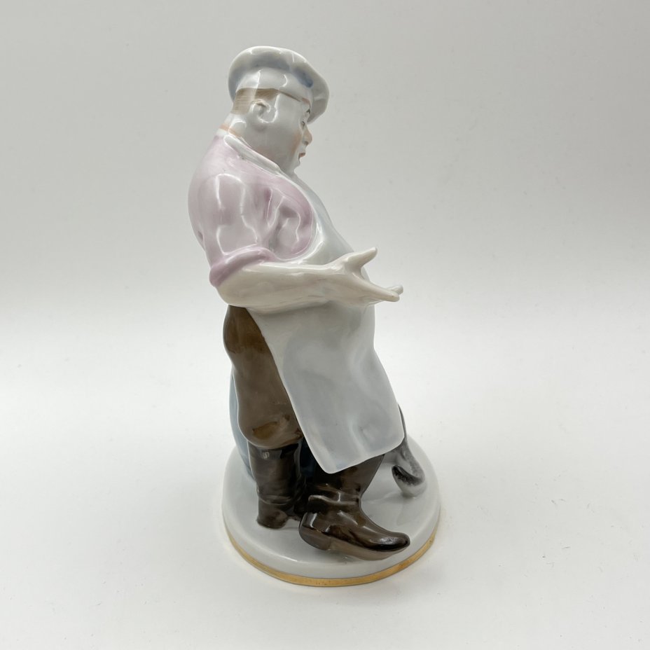 Статуэтка "Кот и повар", скульптор В.А. Михалёв, фарфор, роспись, золочение, Ленинградский фарфоровый завод (ЛФЗ), СССР, 1960-1970 гг.