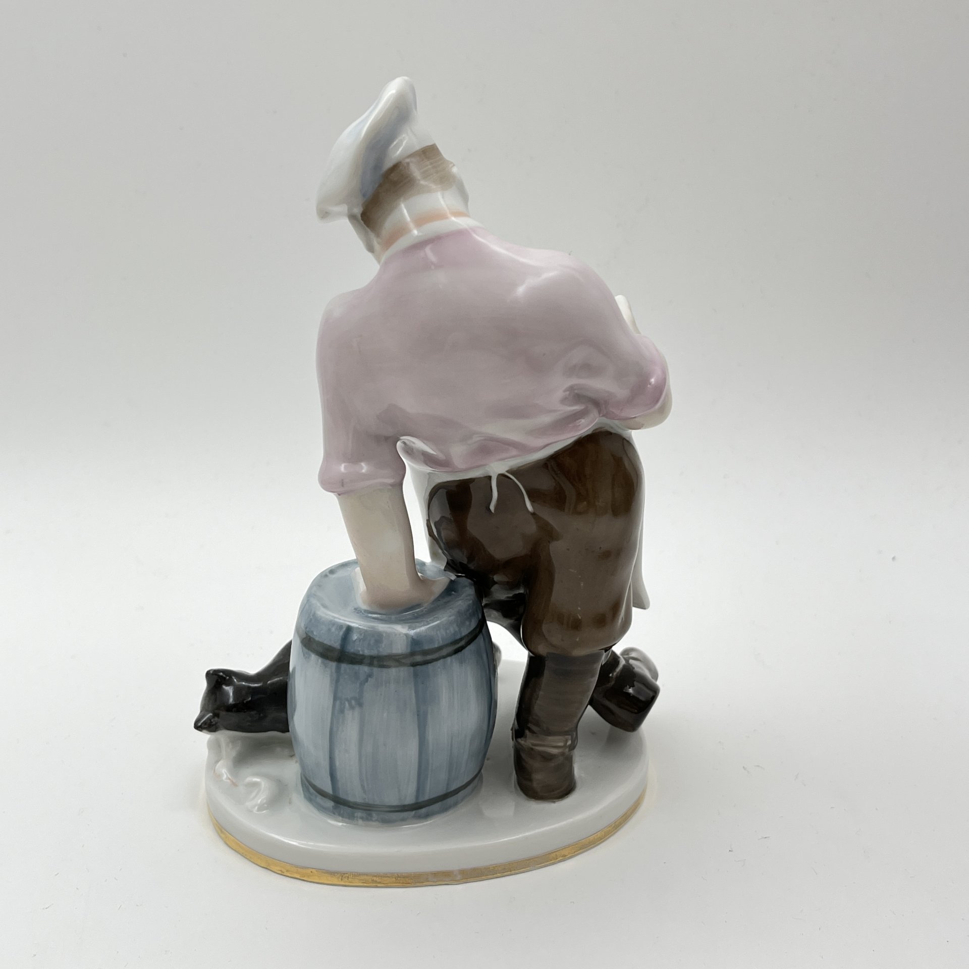 Статуэтка "Кот и повар", скульптор В.А. Михалёв, фарфор, роспись, золочение, Ленинградский фарфоровый завод (ЛФЗ), СССР, 1960-1970 гг.