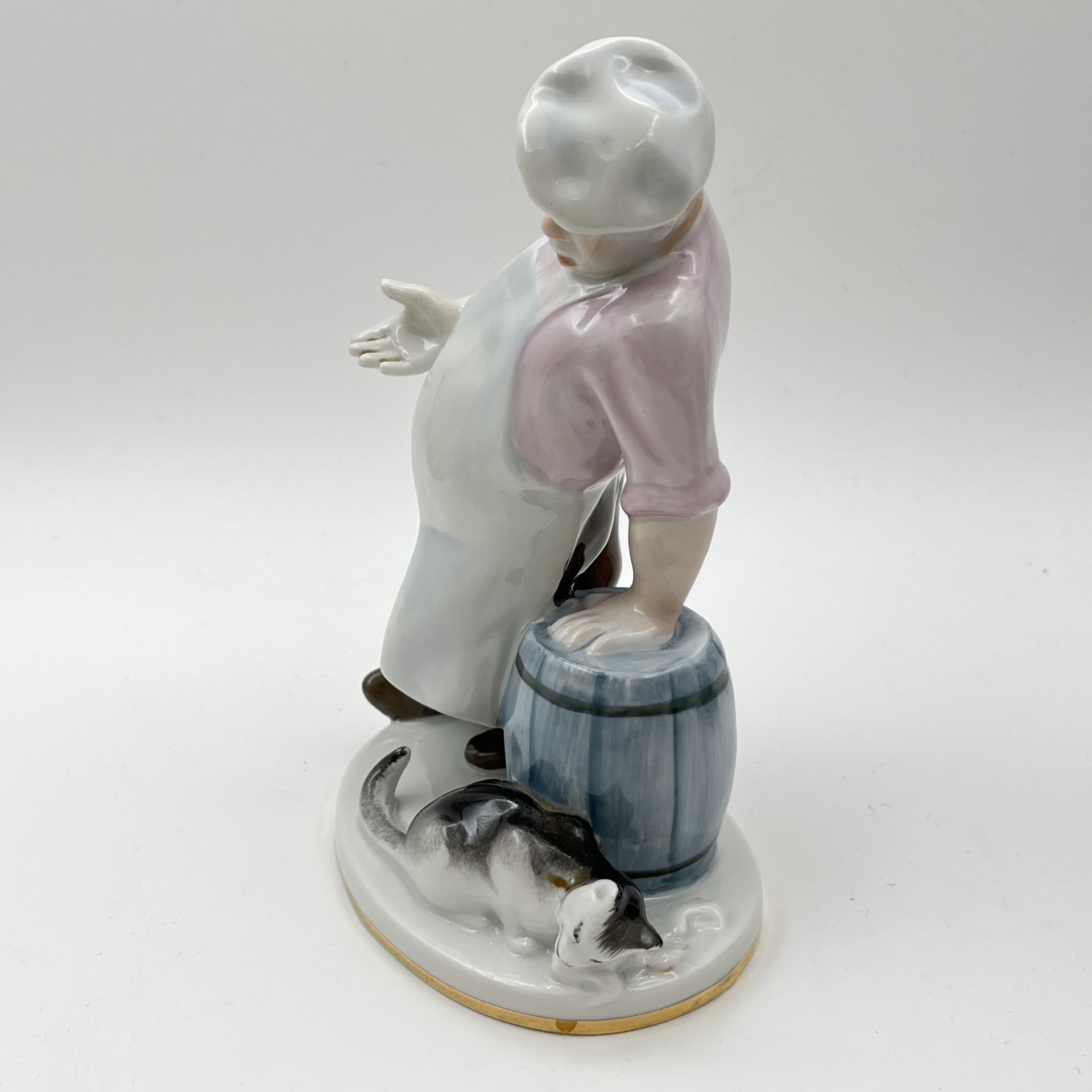 Статуэтка "Кот и повар", скульптор В.А. Михалёв, фарфор, роспись, золочение, Ленинградский фарфоровый завод (ЛФЗ), СССР, 1960-1970 гг.