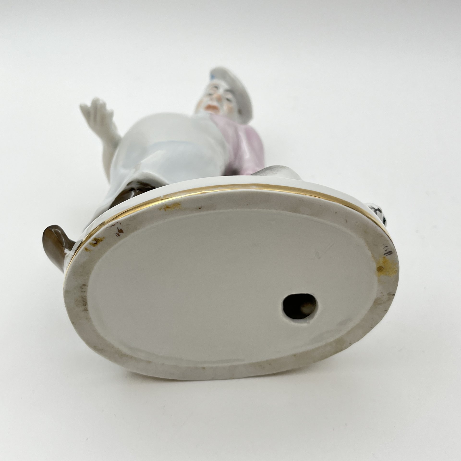 Статуэтка "Кот и повар", скульптор В.А. Михалёв, фарфор, роспись, золочение, Ленинградский фарфоровый завод (ЛФЗ), СССР, 1960-1970 гг.