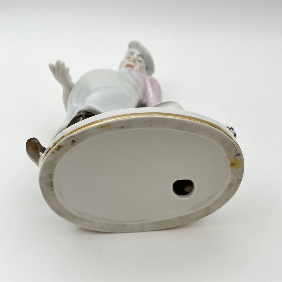 Статуэтка "Кот и повар", скульптор В.А. Михалёв, фарфор, роспись, золочение, Ленинградский фарфоровый завод (ЛФЗ), СССР, 1960-1970 гг.