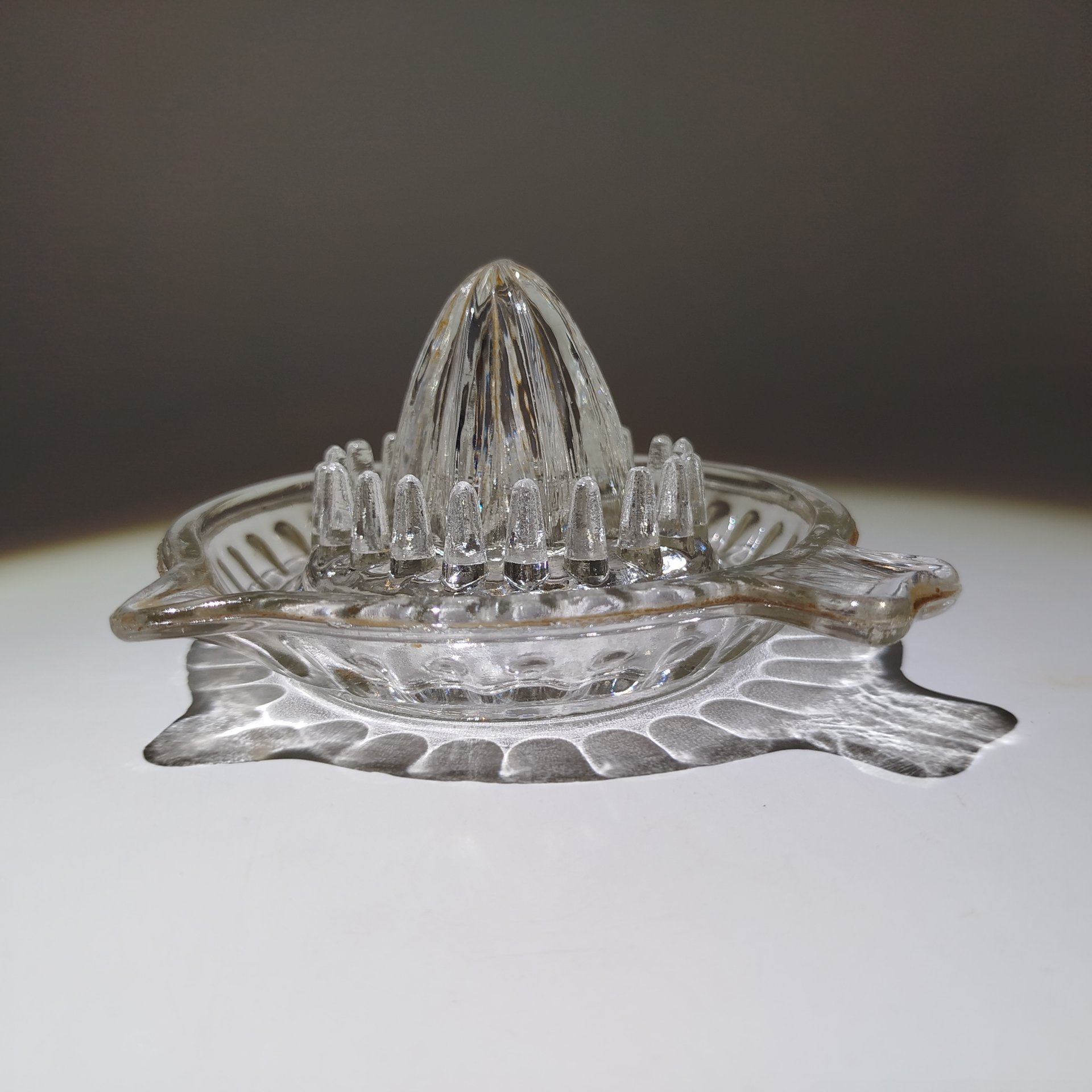 Соковыжималка для цитрусовых фруктов с ручкой и сливом, стекло, Россия, 1900-1950 гг.