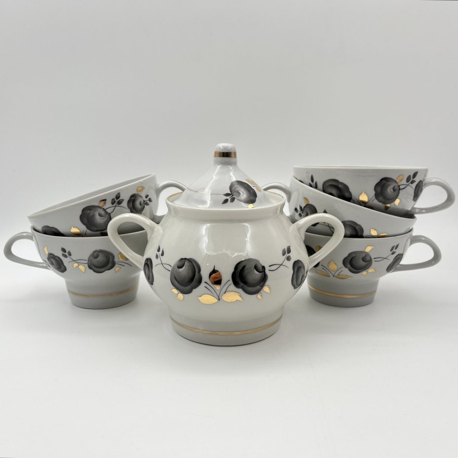 Набор из пяти чашек и сахарницы с декором в виде черных роз, фарфор, роспись, золочение, Минский фарфорово-фаянсовый завод, СССР, 1968-1983 гг.