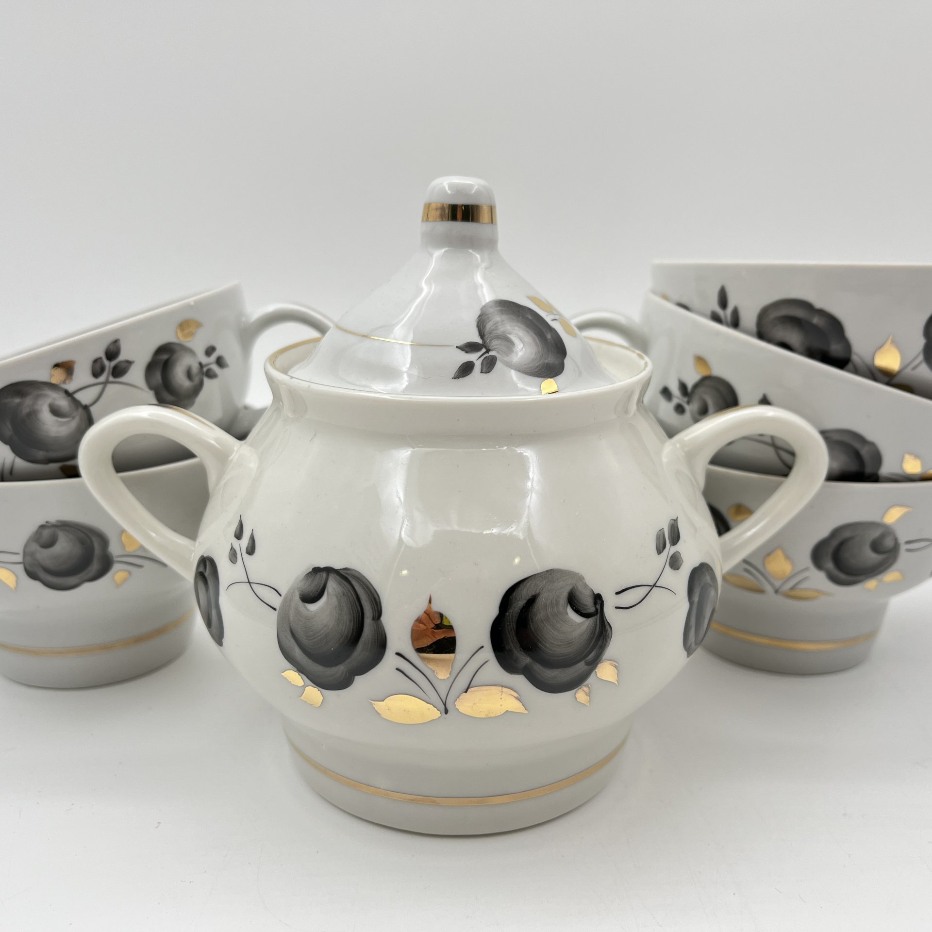 Набор из пяти чашек и сахарницы с декором в виде черных роз, фарфор, роспись, золочение, Минский фарфорово-фаянсовый завод, СССР, 1968-1983 гг.