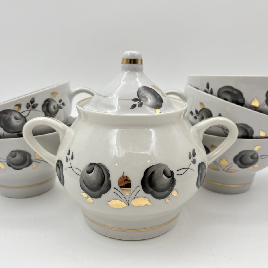 Набор из пяти чашек и сахарницы с декором в виде черных роз, фарфор, роспись, золочение, Минский фарфорово-фаянсовый завод, СССР, 1968-1983 гг.