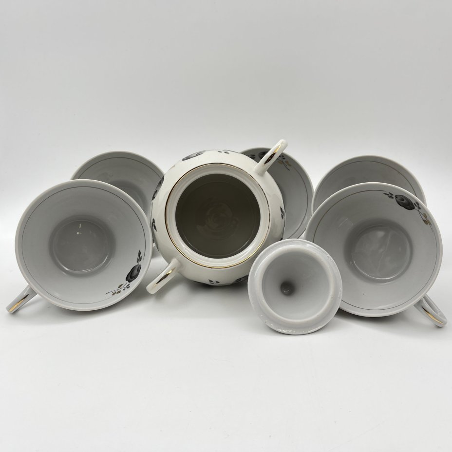 Набор из пяти чашек и сахарницы с декором в виде черных роз, фарфор, роспись, золочение, Минский фарфорово-фаянсовый завод, СССР, 1968-1983 гг.