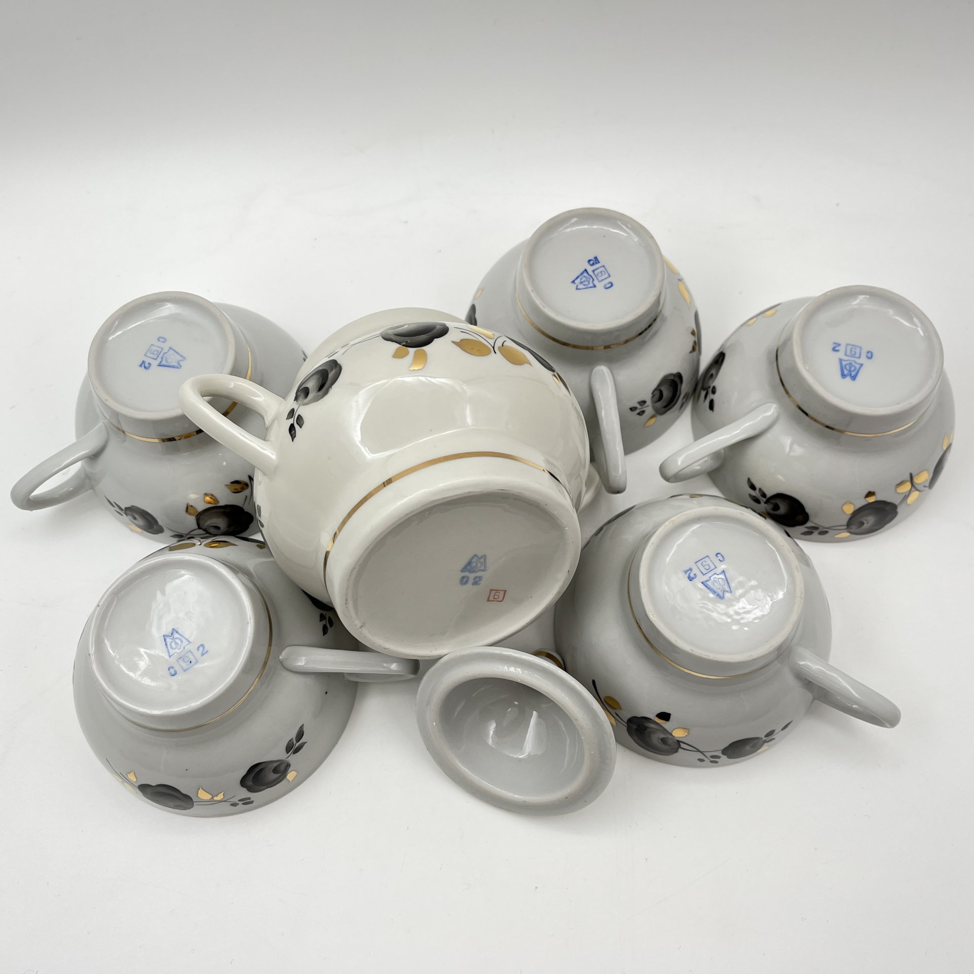 Набор из пяти чашек и сахарницы с декором в виде черных роз, фарфор, роспись, золочение, Минский фарфорово-фаянсовый завод, СССР, 1968-1983 гг.