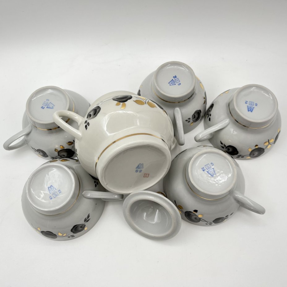 Набор из пяти чашек и сахарницы с декором в виде черных роз, фарфор, роспись, золочение, Минский фарфорово-фаянсовый завод, СССР, 1968-1983 гг.