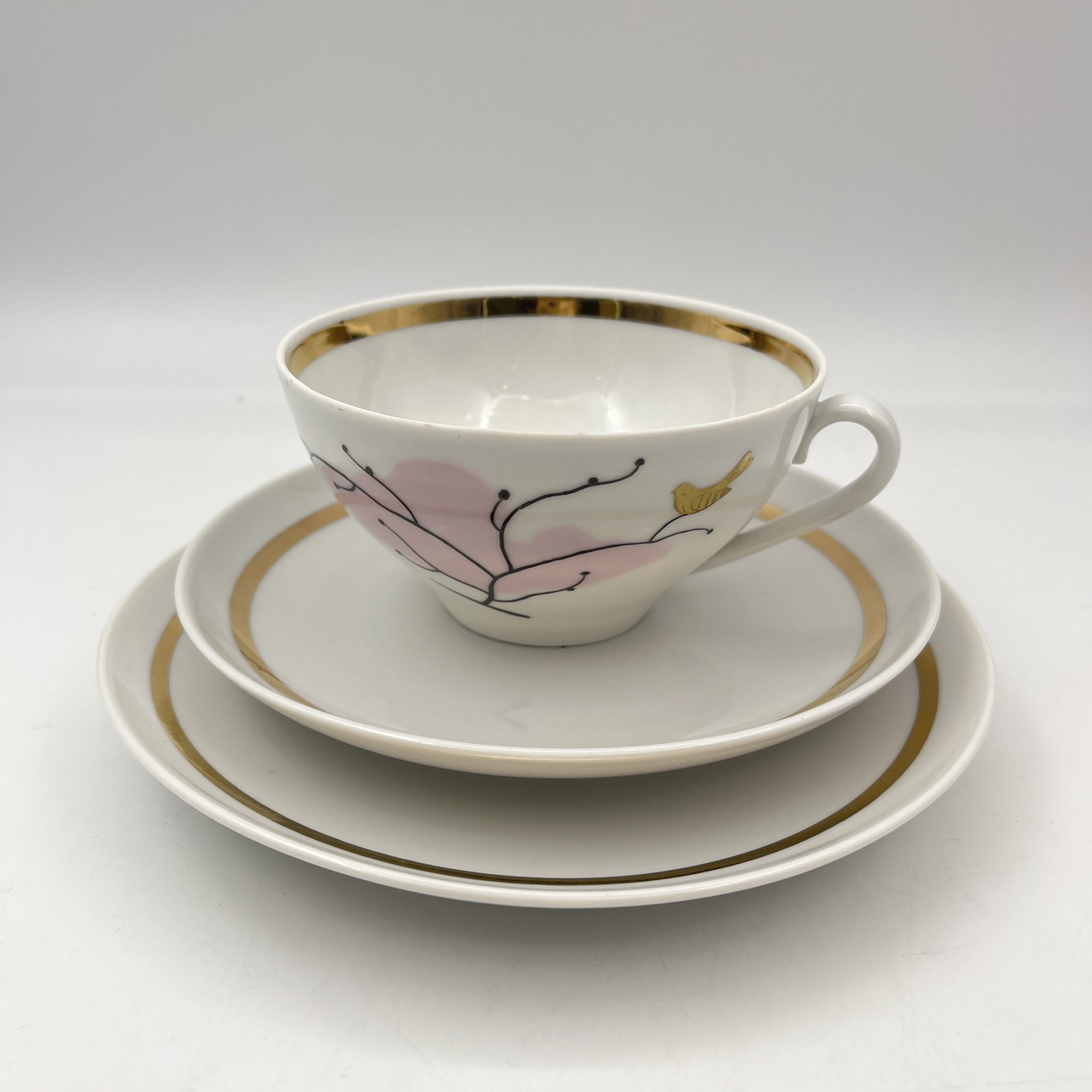 Чайное трио "Птички на закате", автор росписи (предп.) Н.П. Славина , форма "Эллипс", автор В.Л. Семенов, фарфор, фарфор, роспись, золочение, цировка, Ленинградский фарфоровый завод (ЛФЗ), СССР, 1950-1960 гг.